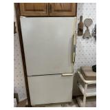 Amana Energy Saver Refrigerator w/ Bottom Freezer