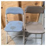 Lot of 2 folding chairs