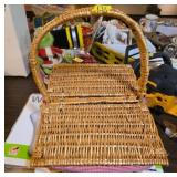 Wicker Picnic Basket With Fabric Lining