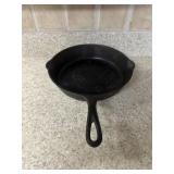(P)ï¿½Vtg Cast Iron Skillet w/Handleï¿½10.5x10x2
