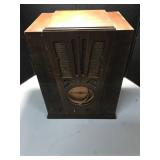Silvertone Wooden Cabinet Radio