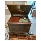Antique Victrola Phonograph VV-210 - Read Details
