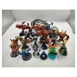 17 Skylanders Figures & Portal