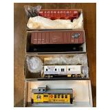 HO Scale Train Cars Set by Roundhouse