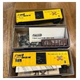 Roundhouse Model Train Cars Set 8''