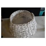2 Piece Basket Weave Christmas Tree Collar