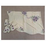 Vtg Embroidered Tablecloth Set