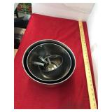 Mixing Pots & Measuring Cups