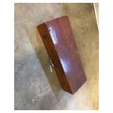 9 Wooden Arrows with Broad Heads and Case