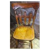 Charming Vintage Wooden Chair - Rustic Elegance fo
