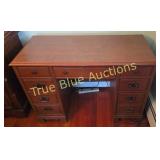 Elegant Vintage Wooden Desk - Timeless Craftsmansh