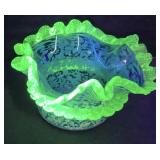 VTG. RUFFLED URANIUM EDGE GLASS BOWL, HAS A