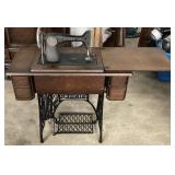 ANTIQUE SINGER SEWING MACHINE