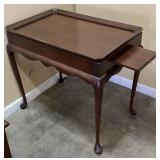 MAHOGANY TEA TABLE w SIDE PULLOUTS