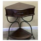 METAL LEG CORNER ACCENT TABLE, 21in W, 28in H