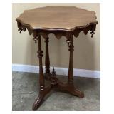 VICTORIAN STYLE WALNUT SCALLOPED EDGE ACCENT TABLE