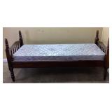 ANTIQUE JENNY LIND STYLE SPINDLE DAY BED