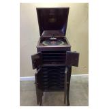 FUNCTIONAL ANTIQUE VICTROLA WITH RECORDS