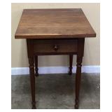 EARLY AMERICAN STYLE WOOD SIDE TABLE