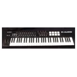 M AUDIO OXYGEN 61 KEYBOARD, POWERS ON BUT NEEDS 9