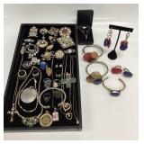 VINTAGE FASHION JEWELRY BROOCHES, RINGS LARGE