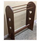 VTG. COTTAGE CORE WOODEN HEART QUILT RACK