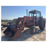 International 1086 w/IH 2350 Loader/Bucket/Spear