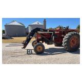 International Farmall 856 Tractor w/Loader/Bucket