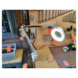 Portable magnifying lamp