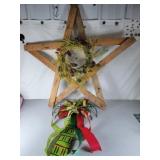 Wood star with interchangeable wreath/bow