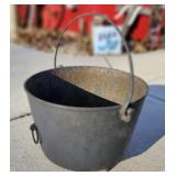 Footed Cast Iron Bean Pot with Handle-cracked