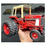 SPIRIT of OLIVER & INTERNATIONAL 1586 TRACTOR 1:16