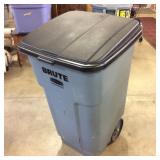 Brute Rubbermaid Garbage Can