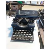 Vtg Royal Typewriter