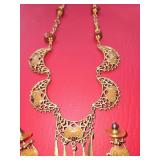 Vintage-style Gold-tone Necklace and Earrings s