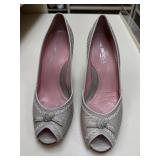 Sz: 7.5 Via Spiga Womens Peep Toe Pumps