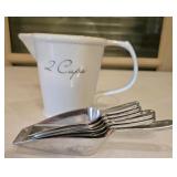 2 Cup Measuring Cup + Measuring Scoops