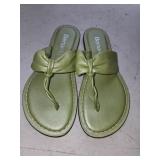 Sz 8 Bernardo Green Leather Flip-flop Sandals