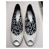 Sz: 8 Marc Jacobï¿½s White Patent Low Heels