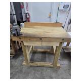 41"ï¿½27"ï¿½41 Solid Wood Work Bench w/Vise