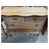 41"x 19ï¿½x 33ï¿½ Vintage Oak Serpentine Dresser with