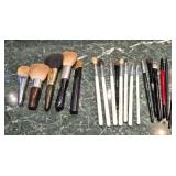 (19) Makeup Brushes