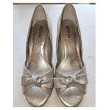 Sz 7.5 B Kenneth Cole Reaction Silver Bowed Pumps