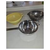 (3) Colanders