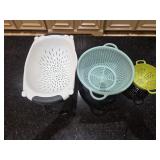 (3) Colanders