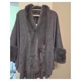 SZ XS/S Heidi Daus Gray Faux Fur Trim Cape