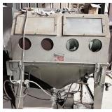 Trinco blast cabinet with dust collection