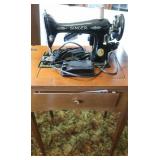 Vintage Singer Sewing Machine w/Wooden