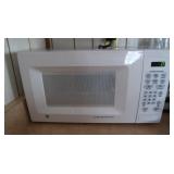 GE Turntable Microwave Oven w/contents,works