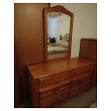 Broyhill Wood Dresser w/Mirror(50.5x18x30"H)